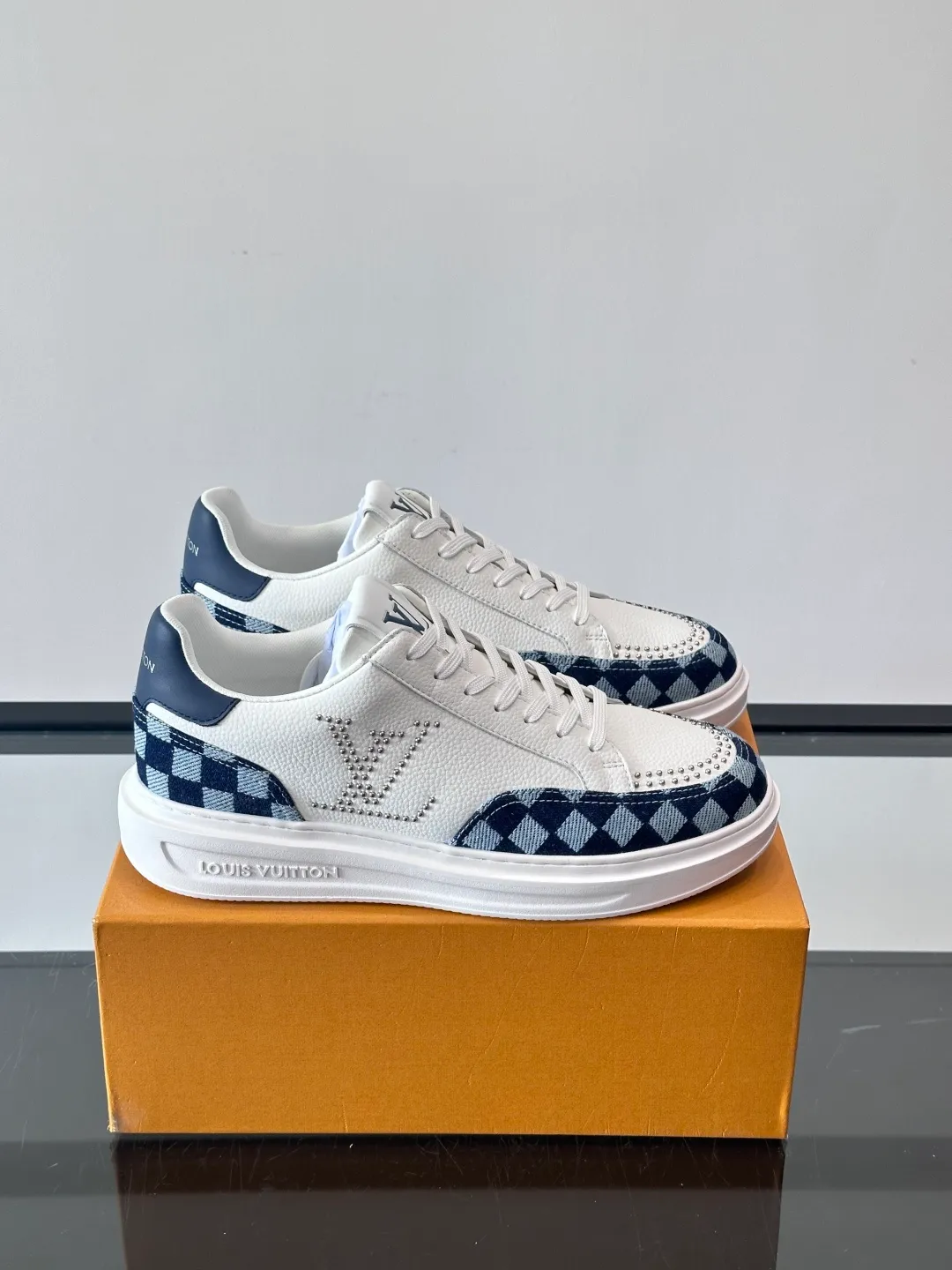 Men's shoes 💰p400 "＊OUIS ＊UITTO＊" new men's casual shoes, made of cowhide material, breathable and comfortable! The upper has the classic LV logo, and the sole is made of T men's shoes 💰pU material, which is wear-resistant and has strong grip. The blue and white color scheme + checkerboard details are fresh and have a street feel. It is very suitable for spring and summer. It can be easily used for daily commuting and leisure. It is very fashionable to wear with shorts, T-shirts or jeans. It is both fashionable and practical. size：38-44